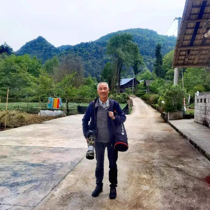 “山风吹我回家，老父亲怕我已不识归途”