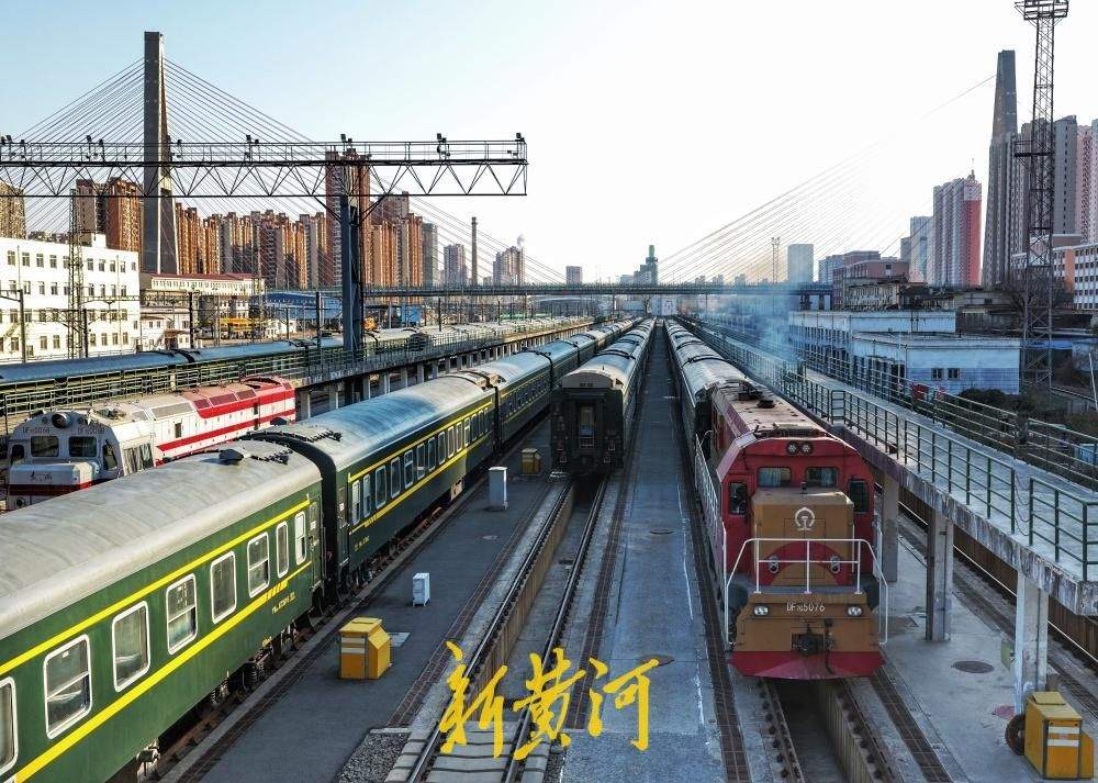 站场里的调车人：默默地“穿针引线”，保障春运列车安全出发与到达