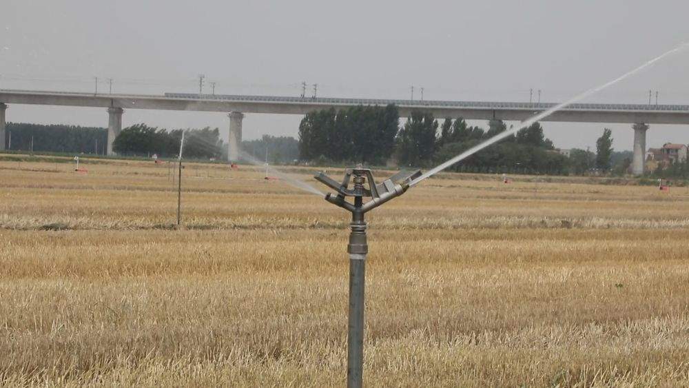 新华社关注济南:高效灌溉抗旱情保夏种