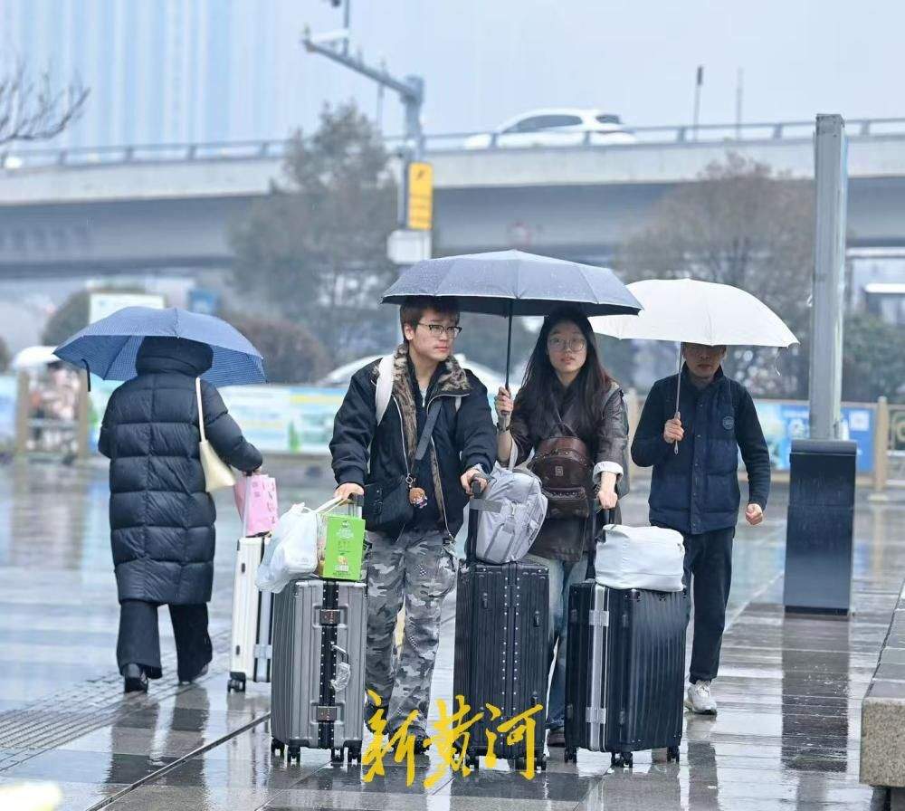 春运返程期泉城迎降雨 旅客雨中赶车忙