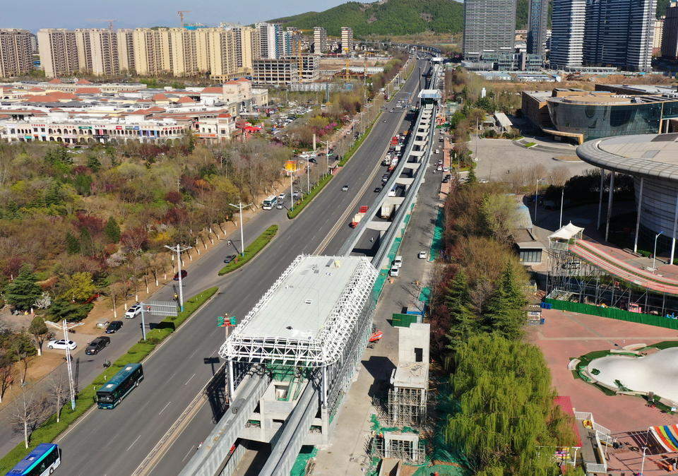 “钢筋铁骨”造型简洁，济南云巴沿线车站建设正酣