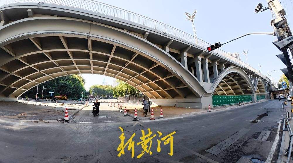 济南纬二路跨铁路天桥改造 桥拱顶部显露全貌道路恢复通行