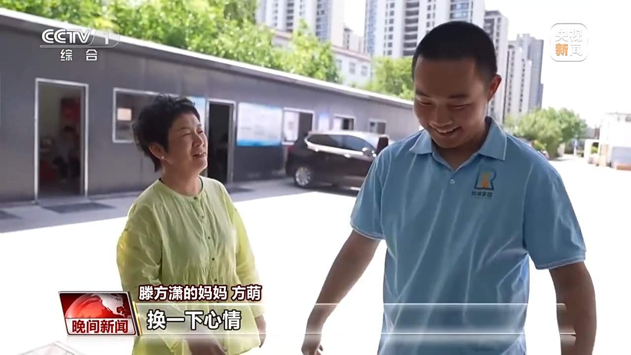 5到6人配合洗车 这家洗车店为特殊青年提供温暖家园