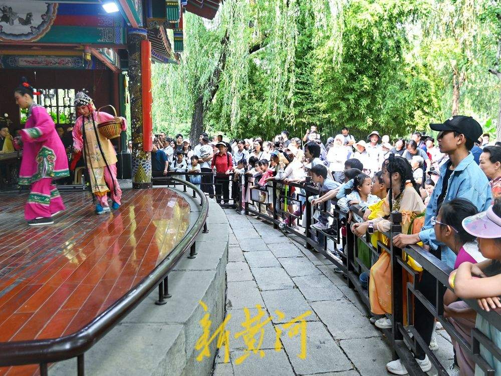 一年四季 泉在济南丨老少同乐，济南白雪楼前共赏传统吕剧《小姑贤》