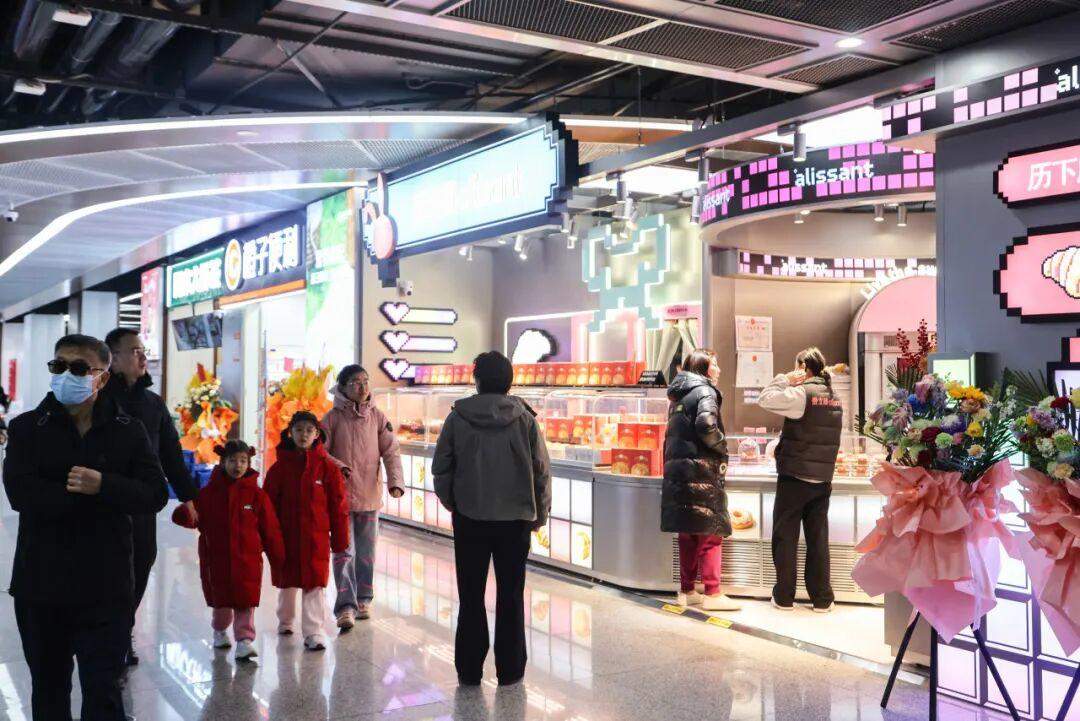 马踏祥云接春风 济南地铁站里年味浓