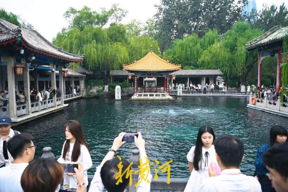 中秋济南赏泉正当时 趵突泉游人如织享佳节