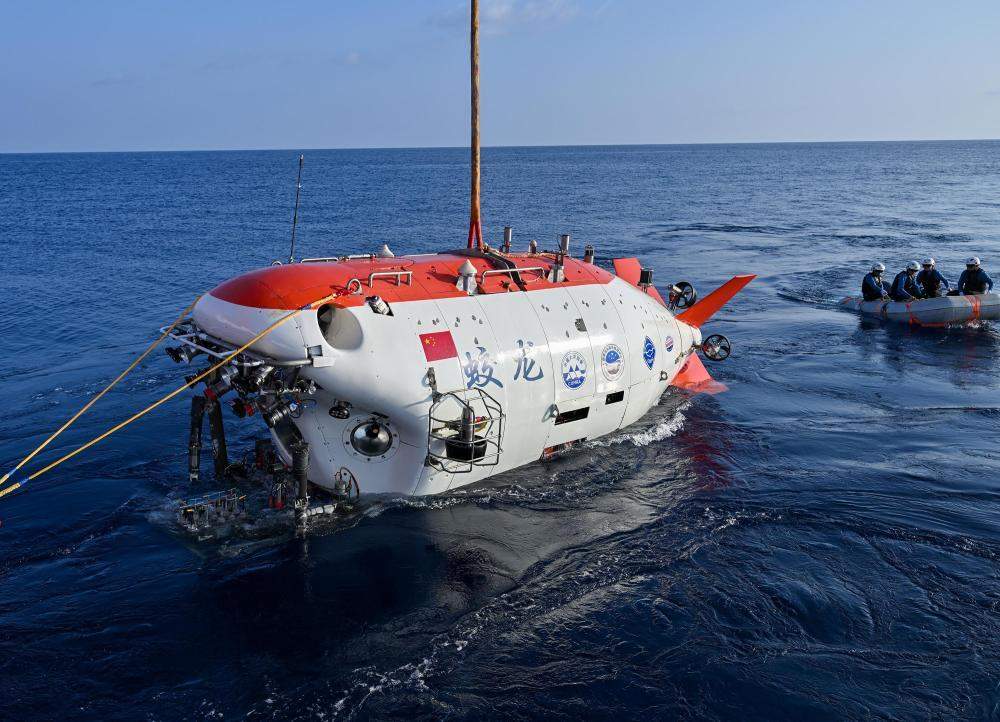 “蛟龙”号载人潜水器入海 计划下潜约4500米
