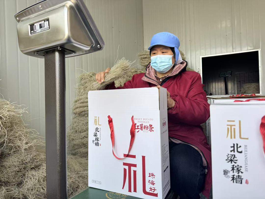 新春走基层丨短剧变“农具”，3.2亿流量带火乡村土特产