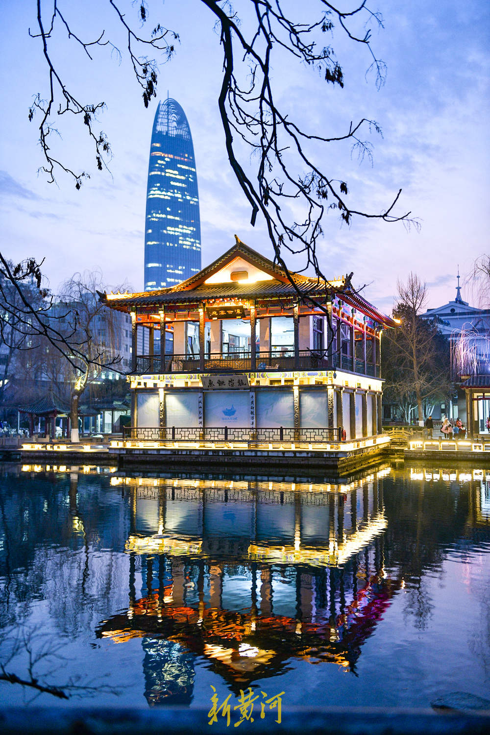 半池楼阁半池天 泉水映照泉城浪漫风景