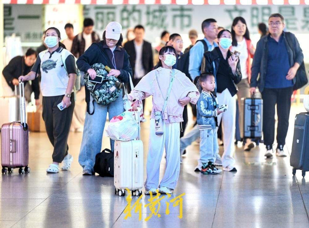 国庆假期首日，济南火车站内旅客出行有序