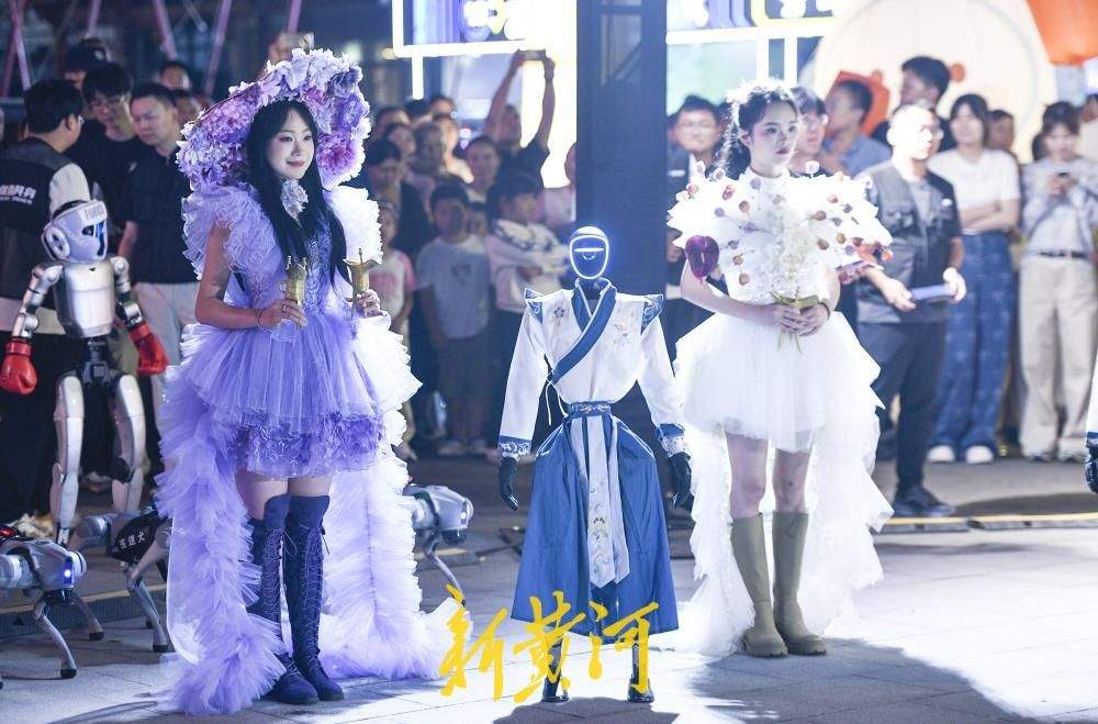 济南：中秋拜月大典融入科技元素 智能机器人穿汉服拜月