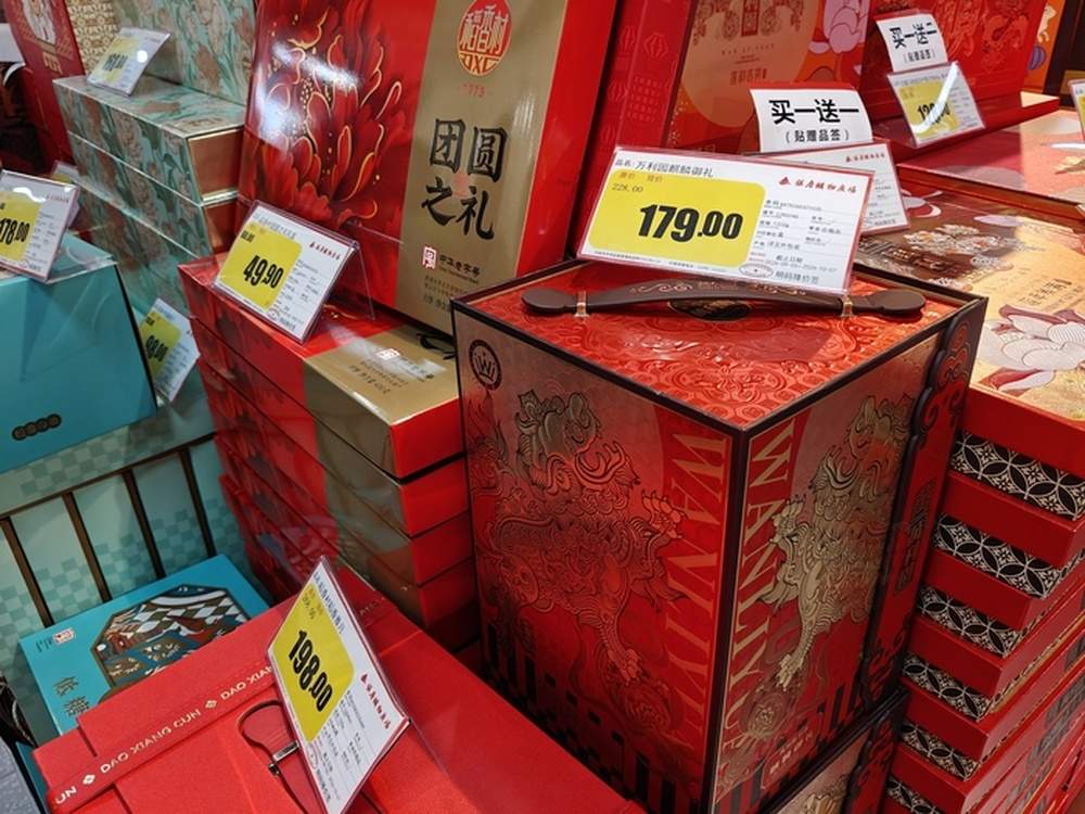 记者走访济南多家烘焙甜品店，有的月饼单个售价23元，店员称日销百余个
