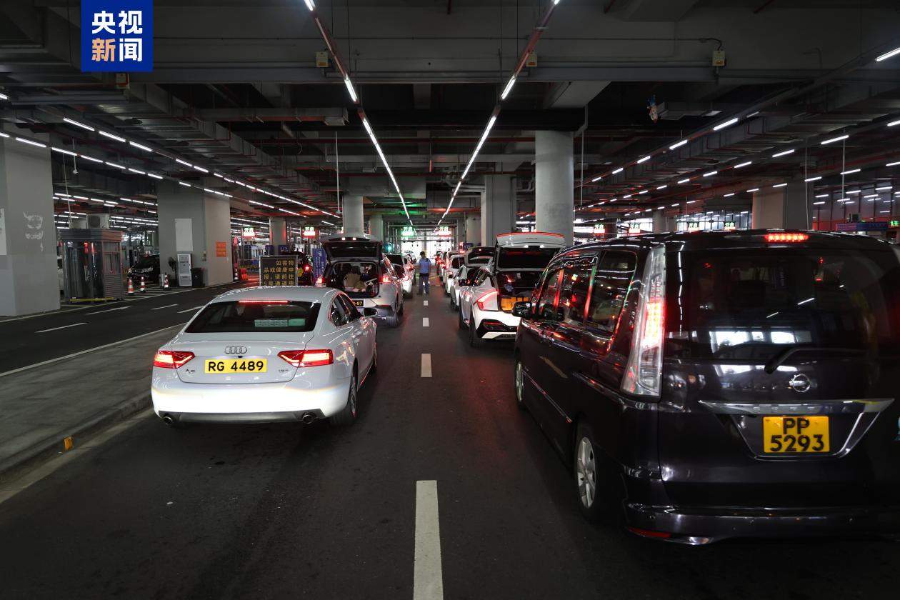 港珠澳大桥珠海公路口岸出境“货兼客”通道正式启用
