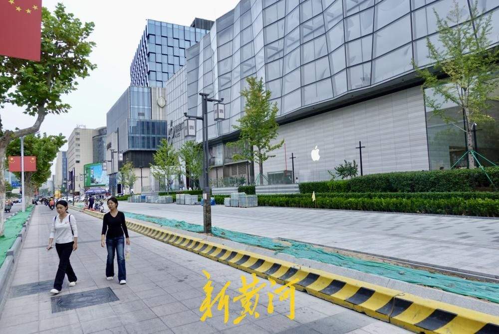 拆围挡迎国庆假期，济南泉城路人行道改造加速推进