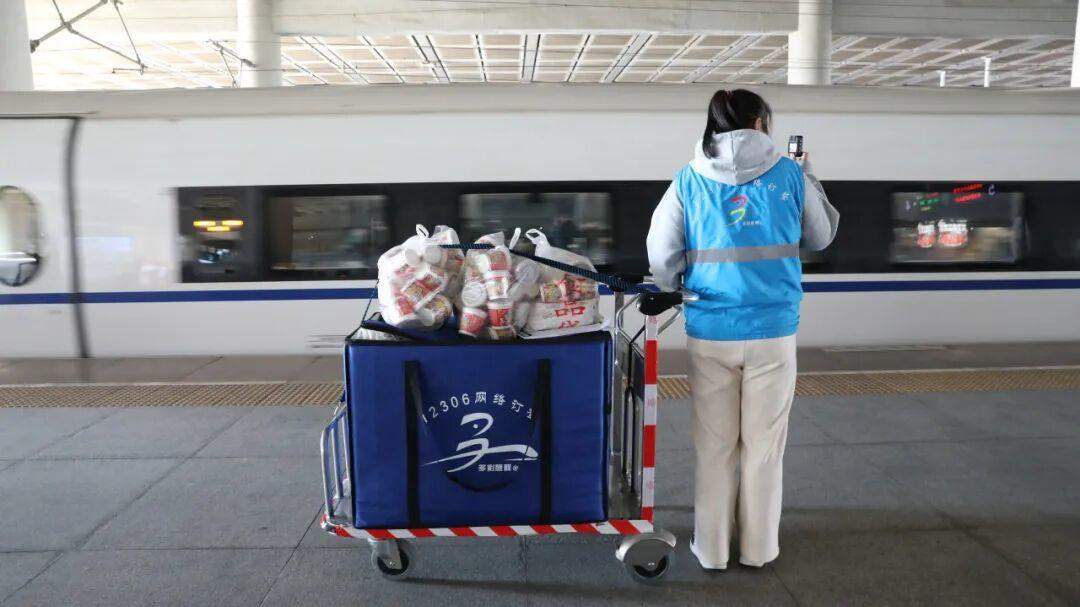 山东这个高铁站，今年送出外卖破百万单！