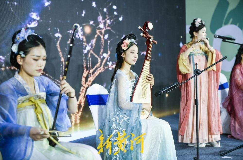 济南：端午佳节上演宋风演绎 汉服少女奏响国风古韵