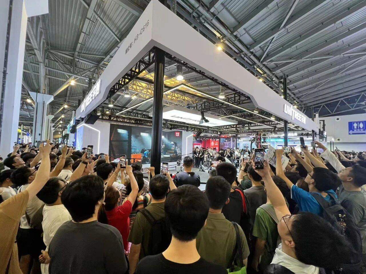 实时动捕对决!总台机器人机甲格斗赛亮相WAIC