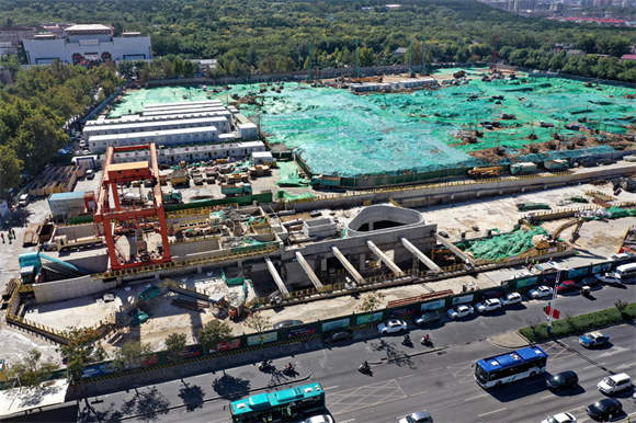 济南地铁4号线千佛山站全景，东西两侧地下隧道已全部贯通