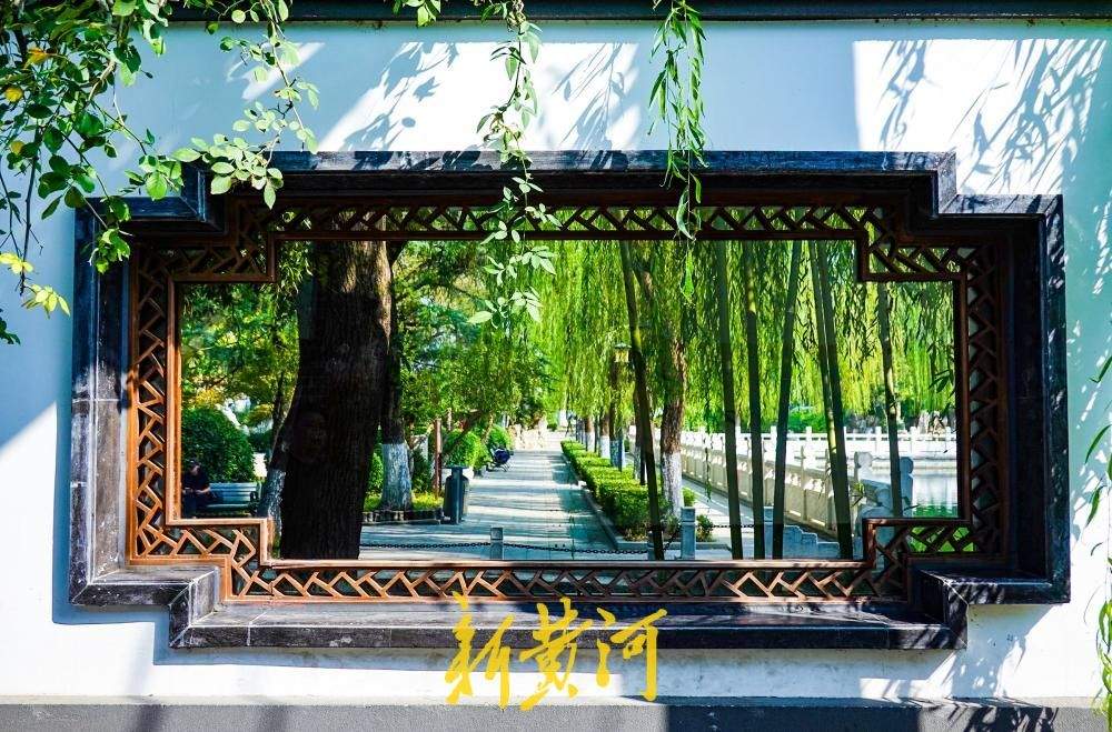 一年四季 泉在济南丨西更道街八扇窗“框”住珍珠泉深秋美景
