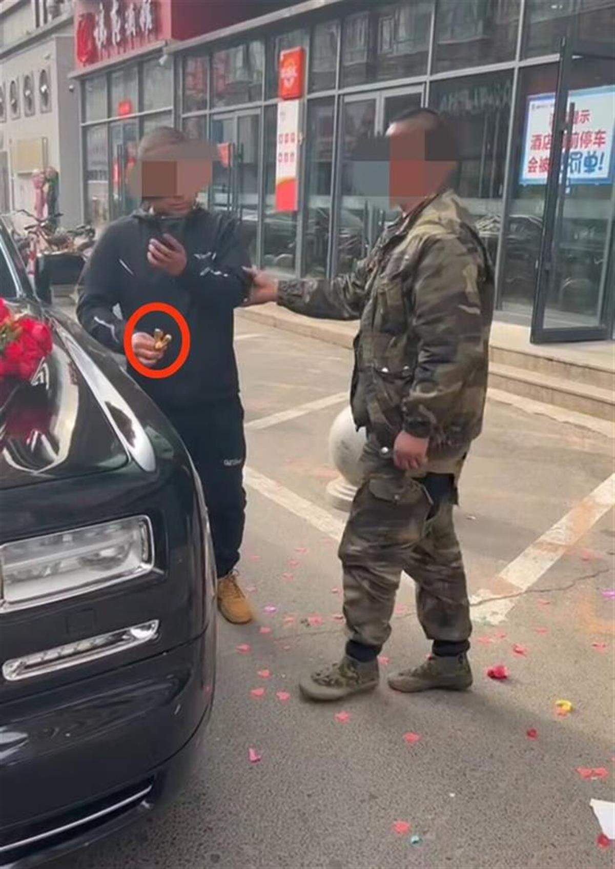 长春街头劳斯莱斯“小金人”被掰断？警方已介入，当地婚庆：男子经常讨要喜钱