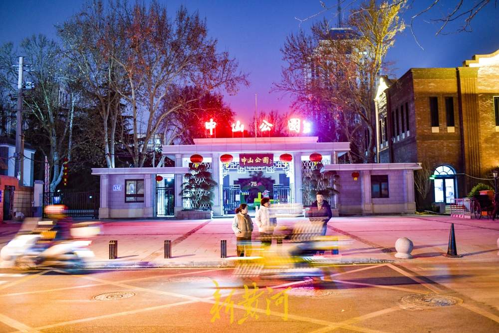 济南中山公园新北门亮相，与新建博物馆组合成景