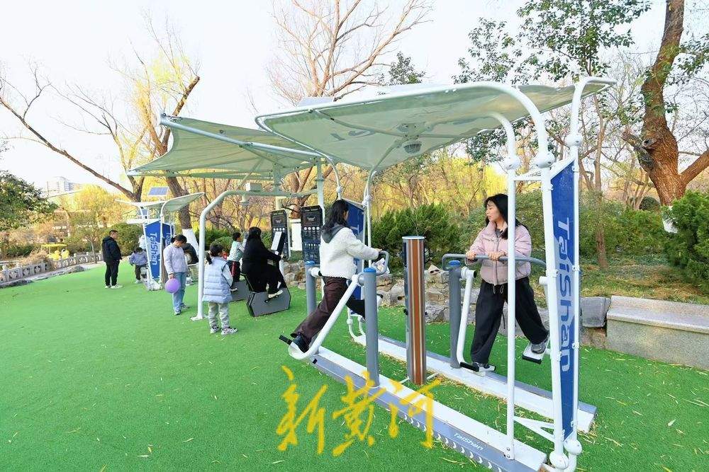 泉城公园新建健身乐园 引家长孩子前来体验
