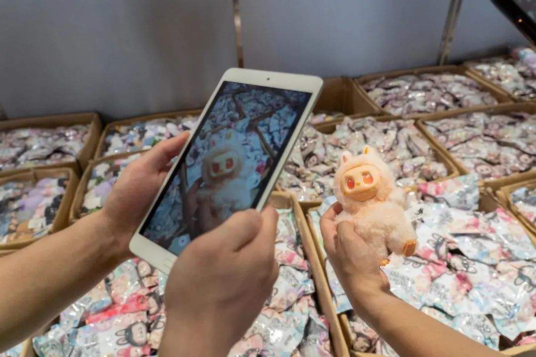 Labubu让人疯狂，“假布布”让人抓狂！