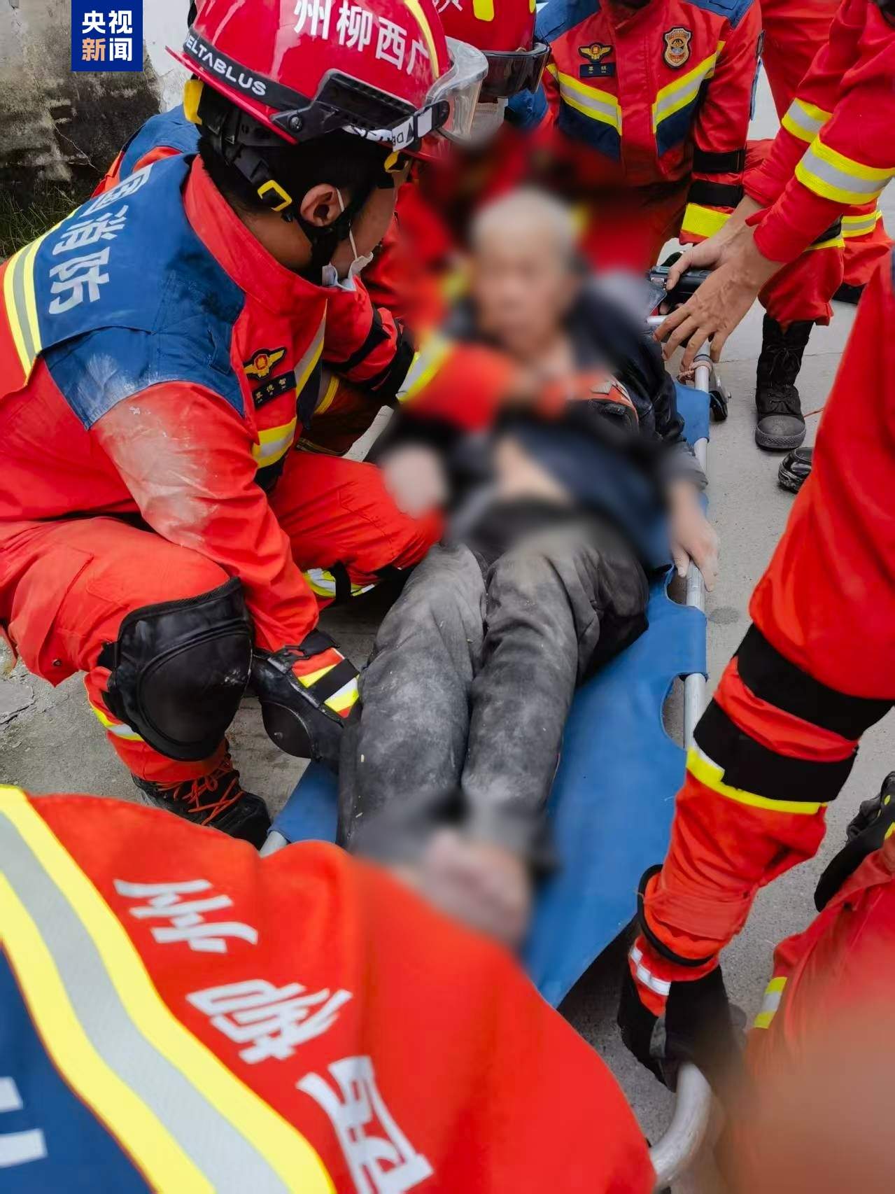 广西柳州市柳南区地震区域搜救出最后1名被困人员 生命体征平稳