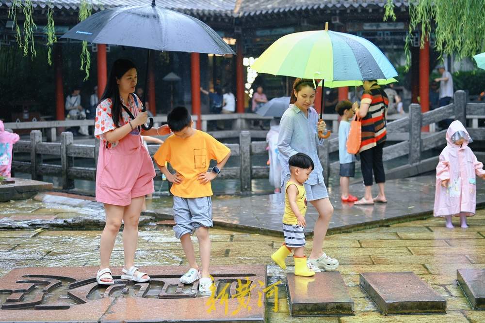 雨中戏水，别有童趣