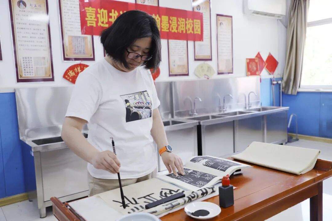 翰墨润童心 墨香伴成长——长清湖实验学校魏碑楷书名家课堂圆满举行
