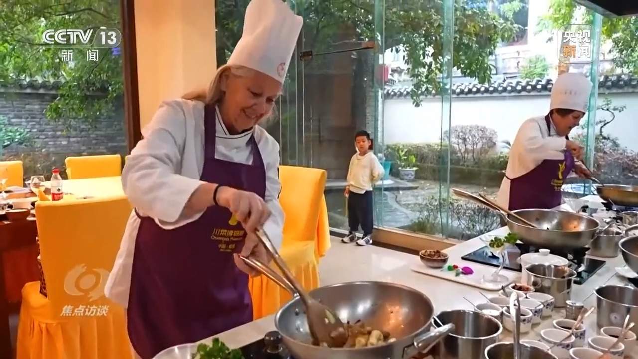 这个夏天 外国游客沉浸式体验“中国酷”