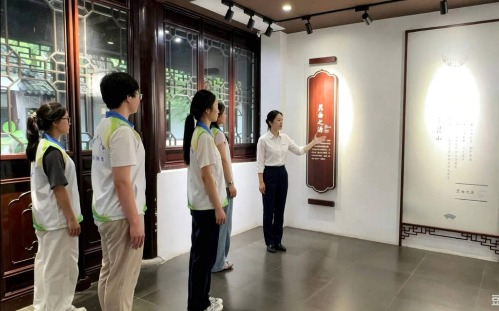 南通大学杏林学院姜海之星实践团开展“溯源昆曲雅韵，厚植梨园文脉”主题实践活动