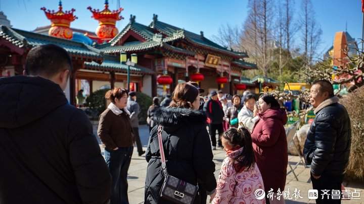 -12°C的天气也挡不住游客的热情，天下第一泉景区热闹非凡