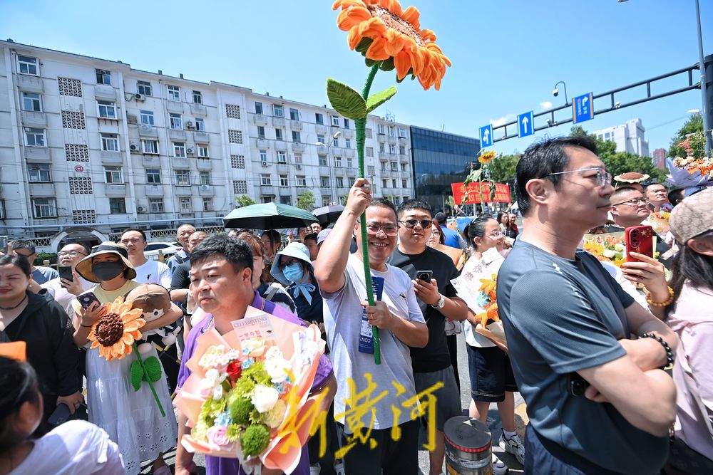 当中考遇上父亲节 父亲手持花束迎接孩子满满都是爱