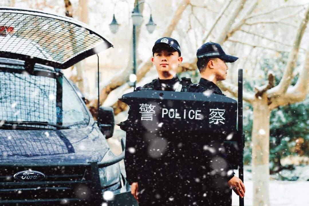 外交部点赞!山东交警街头为过往车辆擦雪,暖了一座城