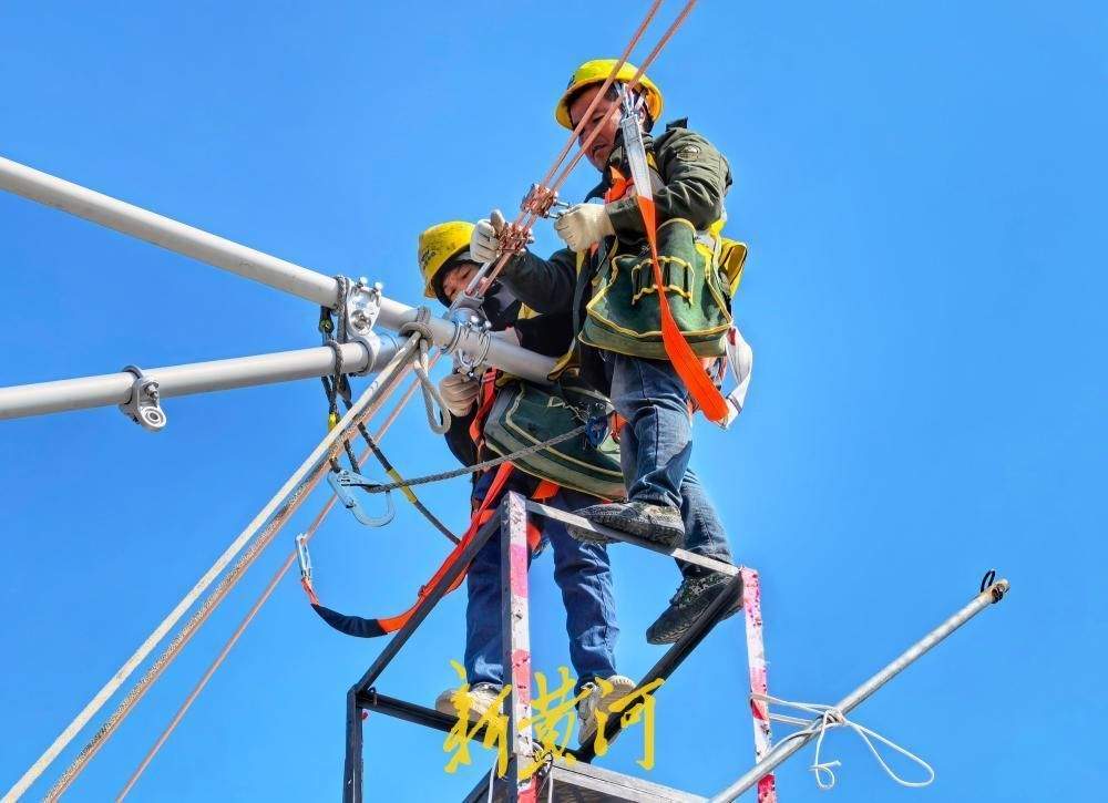 济滨高铁全线首条接触网承力索成功架设