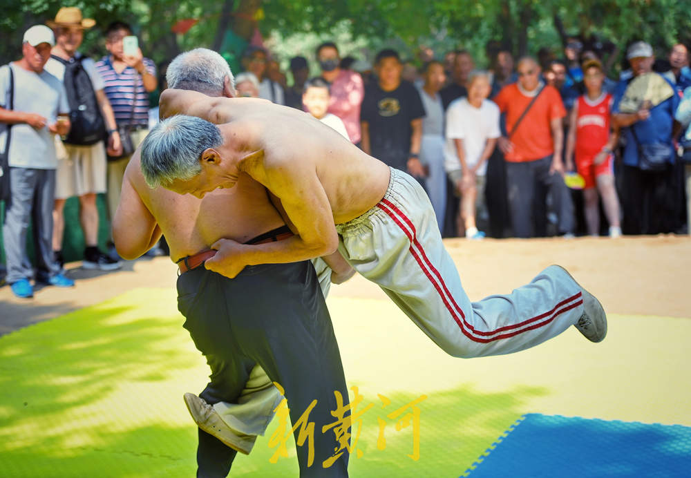 一“跤”高下，济南英雄山下再现摔跤名场面