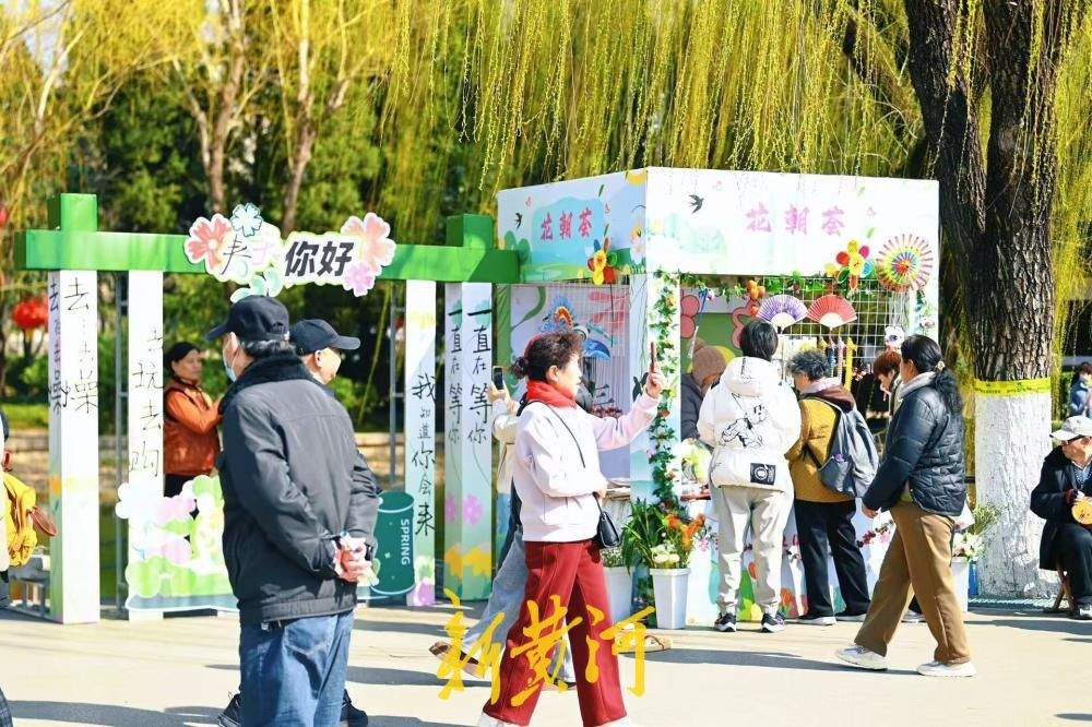 春日大集闹花朝 济南百花公园里花朝市集受热捧
