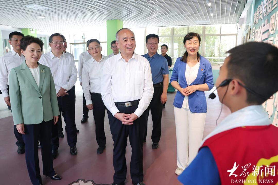 林武“六一”前夕在济南看望少年儿童 祝全省少年儿童节日快乐 王宇燕参加