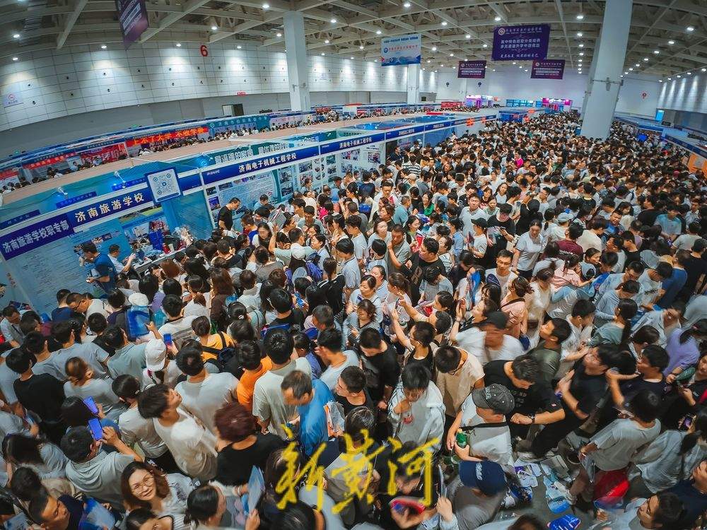 现场直击 第九届中考志愿填报服务会火热开启