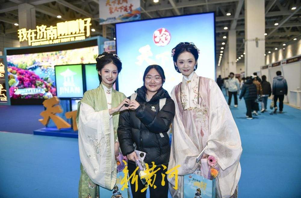 十二“花神”空降招引大会，汉服少女与求职者对诗互动