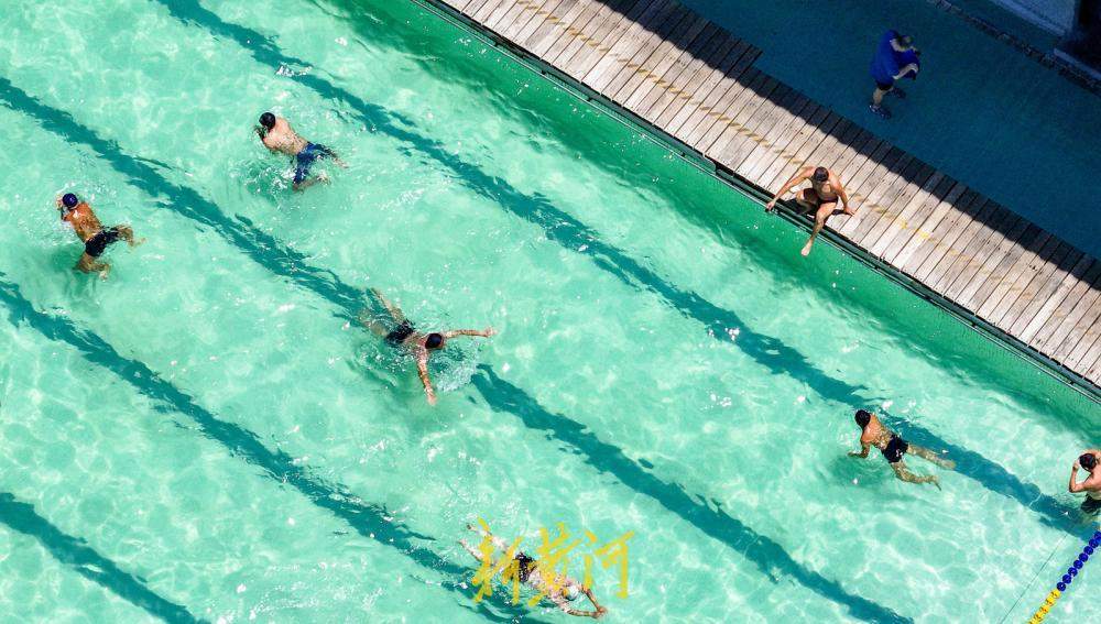 泉城持续高温天气 泉水冲浪享受夏日清凉