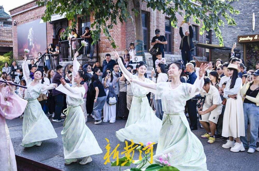 一年四季 泉在济南丨济南百年老街上新街变身“微剧场” 李清照《如梦令》街巷间上演