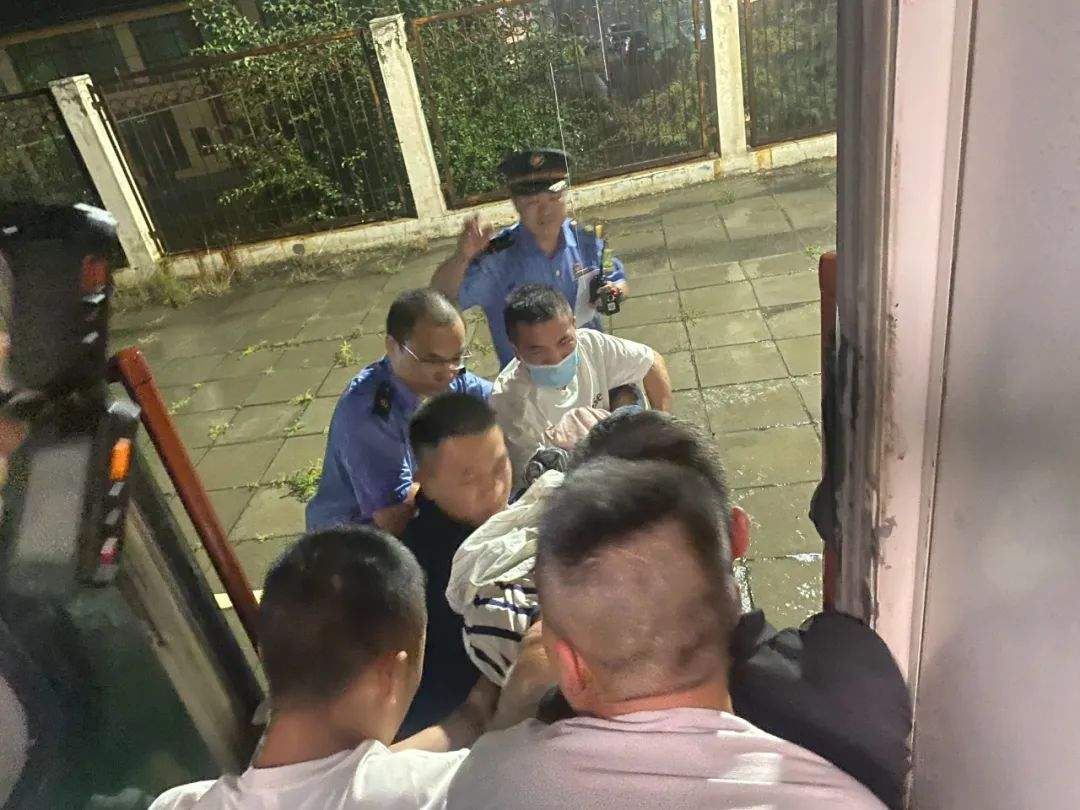 一趟火车，出差战士们3小时内2次救人
