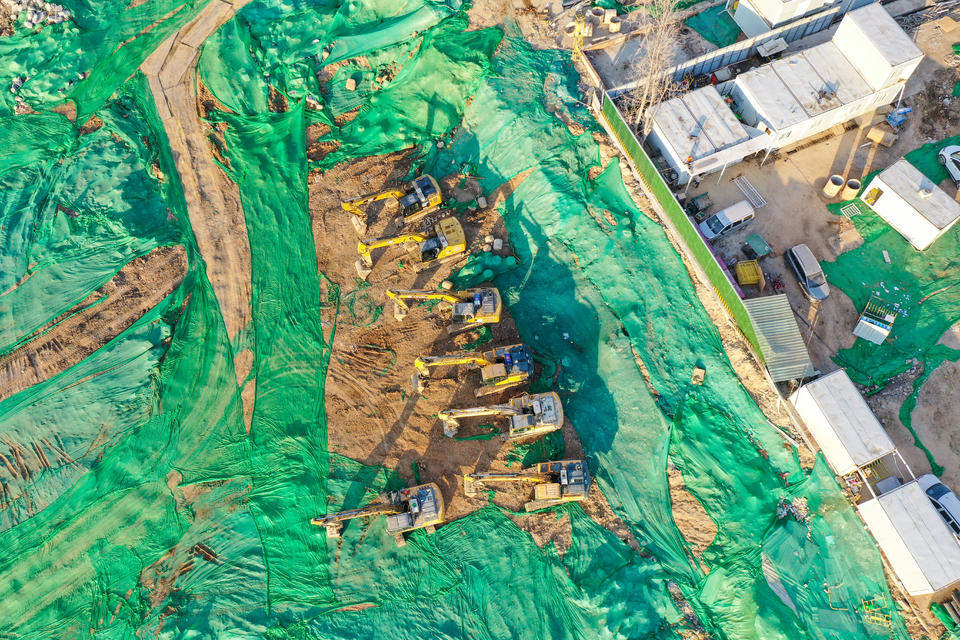 十几台大型机械在忙碌，千佛山北广场紧锣密鼓施工中