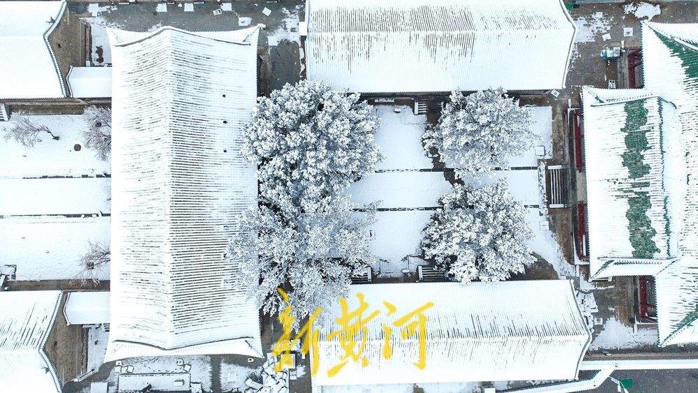济南百年老街迎初雪 青砖红瓦披银装