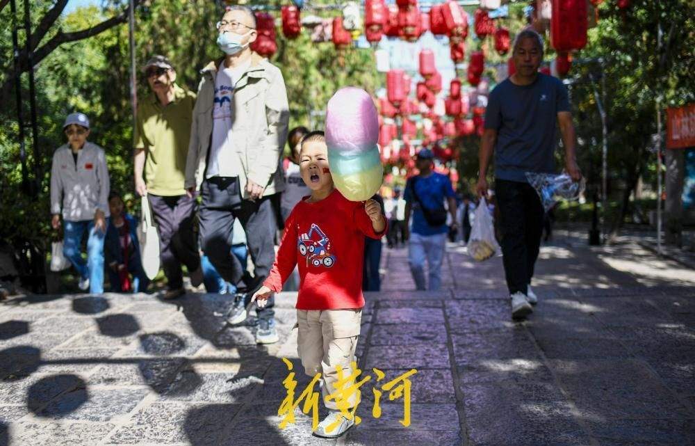 千佛山迎登山人潮 游客登高赏秋欢度国庆