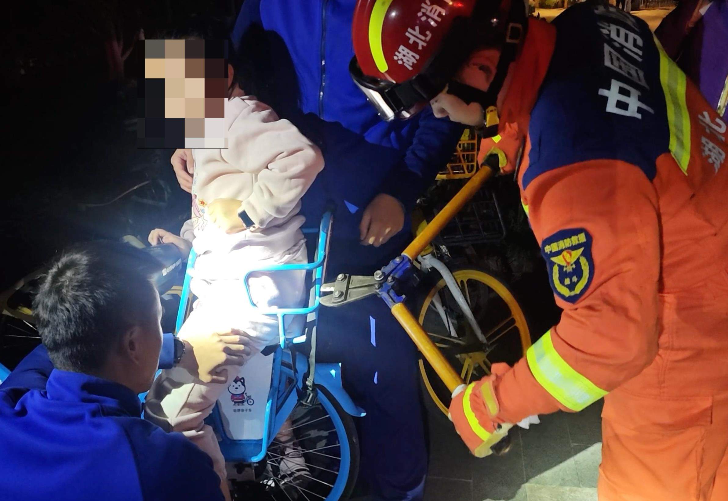 违规亲子共享单车再现，车从哪儿来？如何处置？