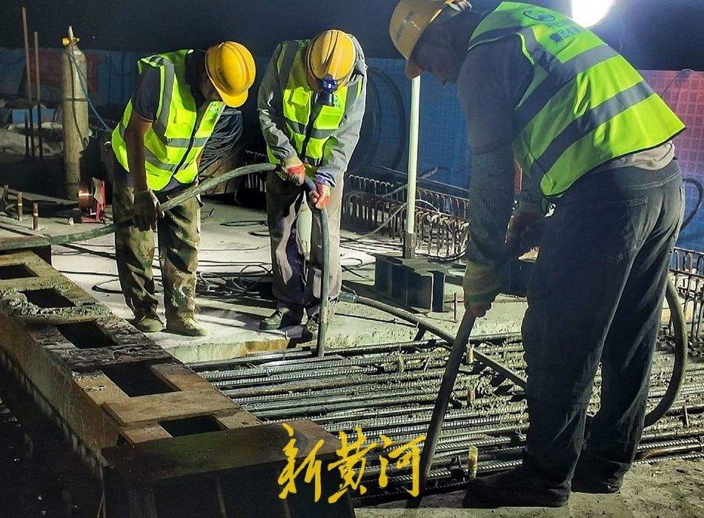 潍宿高铁至青岛连接线跨墙夼水库十万吨级特大桥成功合龙