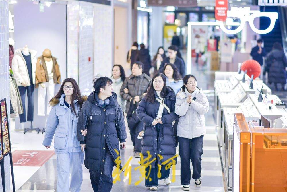 春节临近商场熙熙攘攘，过节“氛围感”已拉满